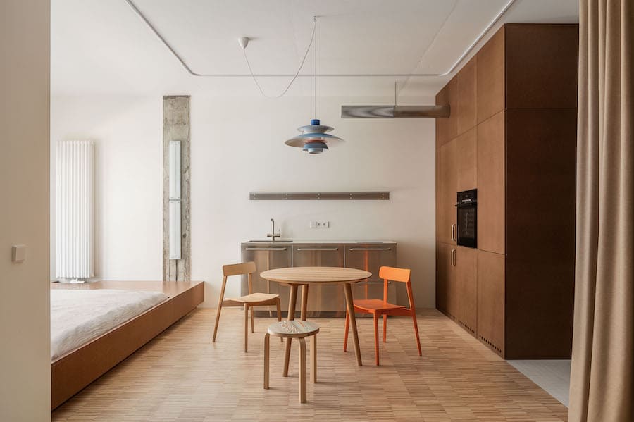 Смешивайте стулья разных стилей, цветов и материалов, чтобы создать уникальную и динамичную обеденную зону Минималистичная кухня, круглый стол, стулья разной формы и цвета