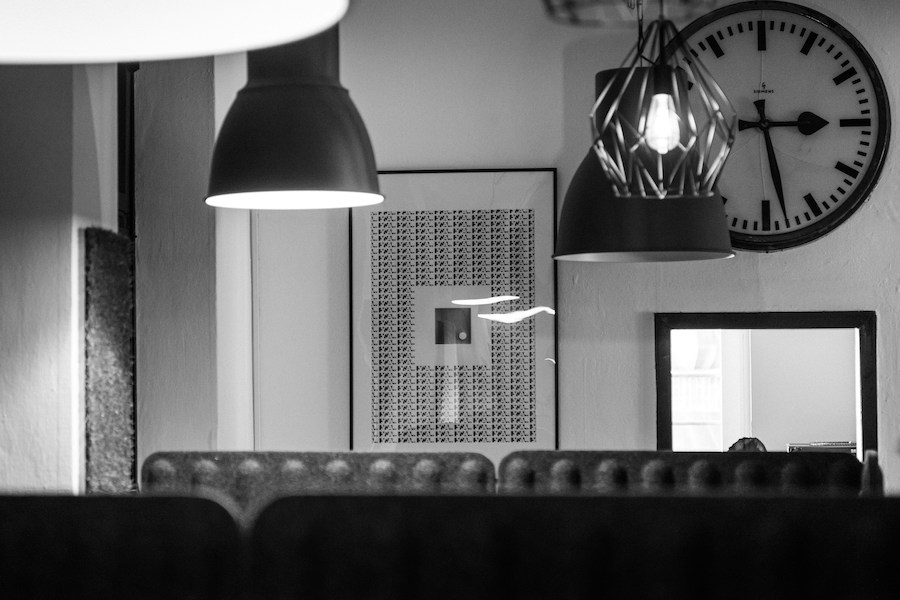 Черно-белая фотография двух ярких ламп